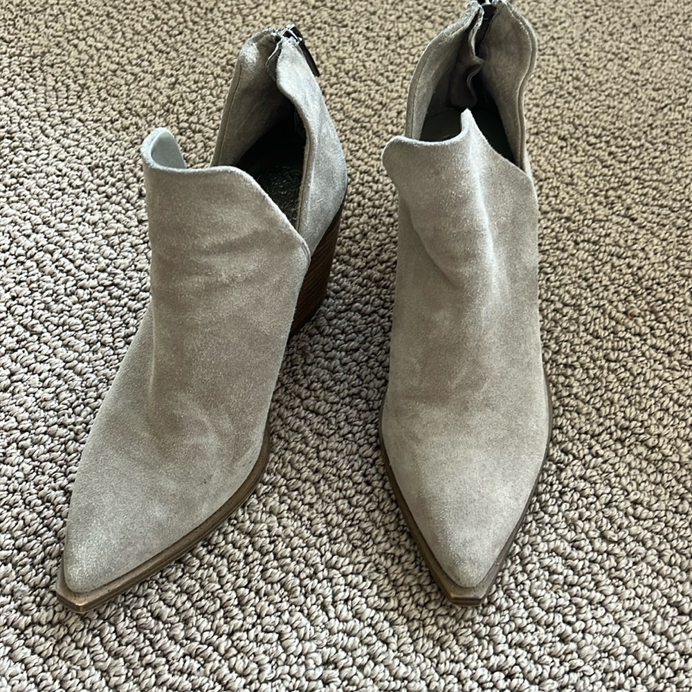 Vince camuto pointed ankle books 37/6.5